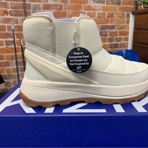 NWT- KIZIK Hands-Free Ankle Boots - Juno 2 Low Cream Sz: 9